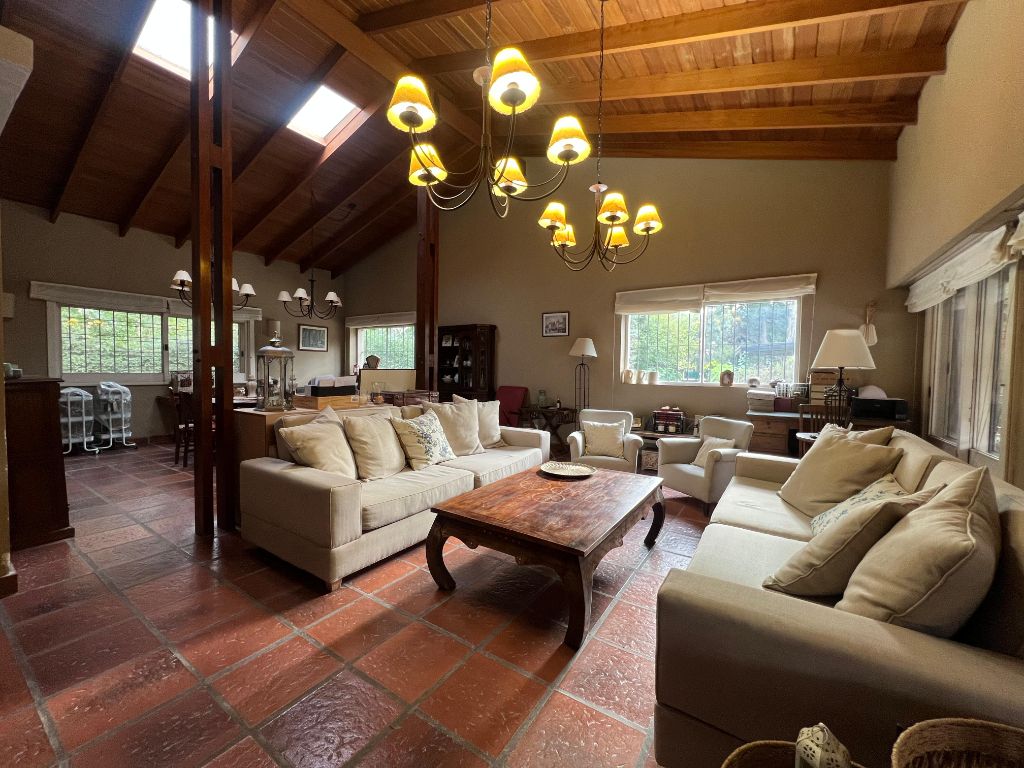 Importante Chalet 5 Ambientes a La Venta en Parque Leloir